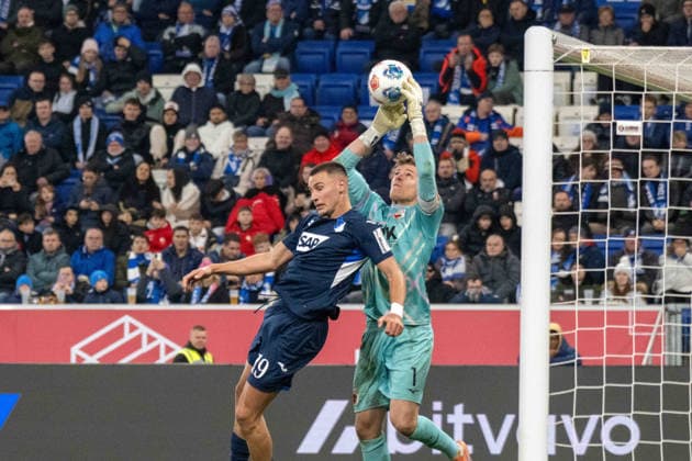Tim Lemperle (TSG 1899 Hoffenheim) und Torwart Finn Dahmen (FC Augsburg). xettx, Deutschland, Sinsheim, 29.11.2025, Fussball, Bundesliga: TSG 1899 Hoffenheim vs FC Augsburg, Saison 2025 2026, 12. Spieltag, PreZero Arena DFL DFB REGULATIONS PROHIBIT ANY USE OF PHOTOGRAPHS AS IMAGE SEQUENCES AND OR QUASI-VIDEO.