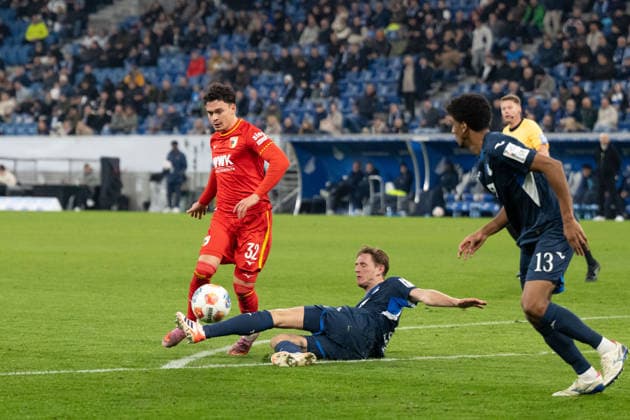 v. li. im Zweikampf Fabian Rieder (FC Augsburg, 32), Wouter Burger (TSG 1899 Hoffenheim, 18) GER, TSG 1899 Hoffenheim vs. FC Augsburg, Fussball, Herren, 1. Bundesliga, 12. Spieltag, Spielzeit 2025 2026, 29.11.2025, DFL DFB REGULATIONS PROHIBIT ANY USE OF PHOTOGRAPHS AS IMAGE SEQUENCES AND OR QUASI-VIDEO, GER, TSG 1899 Hoffenheim vs. FC Augsburg, Fussball, Herren, 1. Bundesliga, 12. Spieltag, Spielzeit 2025 2026, 29.11.2025 Sinsheim Copyright: xEibner-Pressefoto WolfgangxFrankx EP_WFK