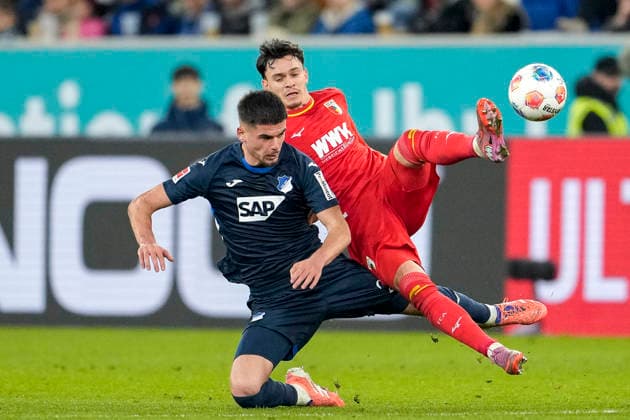 v.li.: Albian Hajdari (Hoffenheim, 21), Fabian Rieder (FCA, 32), Zweikampf, Spielszene, Duell, duel, tackle, tackling, Dynamik, Action, Aktion, 29.11.2025, Sinsheim (Deutschland), Fussball, Bundesliga, TSG 1899 Hoffenheim - FC Augsburg, DFB DFL REGULATIONS PROHIBIT ANY USE OF PHOTOGRAPHS AS IMAGE SEQUENCES AND OR QUASI-VIDEO.