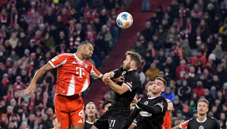 29.11.2025, xemx, Fussball 1.Bundesliga, FC Bayern Muenchen - FC St.Pauli v.l. Jonathan Tah (FC Bayern Muenchen), Lars Ritzka (FC St.Pauli) Zweikampf, Aktion, action, battle for the ball (DFL DFB REGULATIONS PROHIBIT ANY USE OF PHOTOGRAPHS as IMAGE SEQUENCES and or QUASI-VIDEO) Muenchen