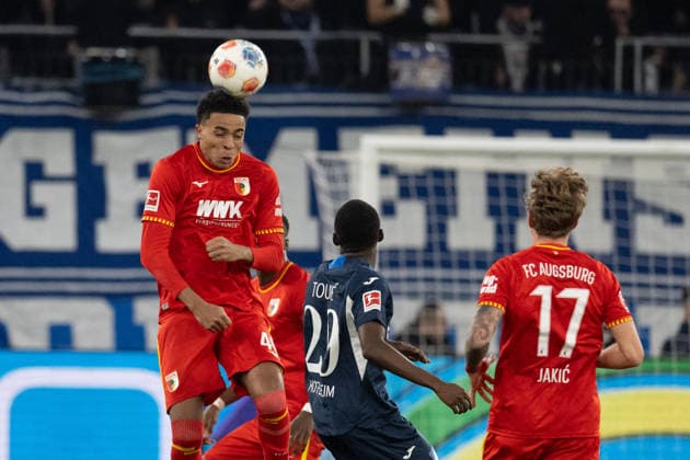 v.li. Noahkai Banks (FC Augsburg, 40), Bazoumana Toure (TSG 1899 Hoffenheim, 29), GER, TSG 1899 Hoffenheim vs. FC Augsburg, Fussball, Herren, 1. Bundesliga, 12. Spieltag, Spielzeit 2025 2026, 29.11.2025, DFL DFB REGULATIONS PROHIBIT ANY USE OF PHOTOGRAPHS AS IMAGE SEQUENCES AND OR QUASI-VIDEO, GER, TSG 1899 Hoffenheim vs. FC Augsburg, Fussball, Herren, 1. Bundesliga, 12. Spieltag, Spielzeit 2025 2026, 29.11.2025 Sinsheim Copyright: xEibner-Pressefoto WolfgangxFrankx EP_WFK