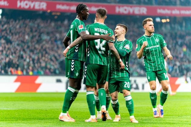 Tor zum 1:0 Marco Friedl (SV Werder Bremen, 32) jubelt Jubel mit Karim Coulibaly (SV Werder Bremen, 31), Romano Schmid (SV Werder Bremen, 20), Senne Lynen (SV Werder Bremen, 14), GER, SV Werder Bremen vs 1. FC Koeln, Fussball, Bundesliga, Spieltag 12, Saison 2025 2026, 29.11.2025 DFL REGULATIONS PROHIBIT ANY USE OF PHOTOGRAPHS AS IMAGE SEQUENCES AND OR QUASI-VIDEO GER, SV Werder Bremen vs 1. FC Koeln, Fussball, Bundesliga, Spieltag 12, Saison 2025 2026, 29.11.2025 Bremen Copyright: xEibner-Pressefoto MaxxVincenx EP_MVN