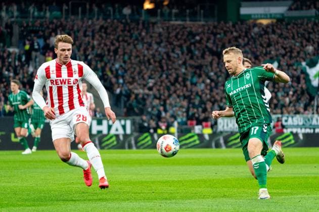 Marco Gruell (SV Werder Bremen, 17) im Dribbling gegen Sebastian Sebulonsen (1. FC Koeln, 28), GER, SV Werder Bremen vs 1. FC Koeln, Fussball, Bundesliga, Spieltag 12, Saison 2025 2026, 29.11.2025 DFL REGULATIONS PROHIBIT ANY USE OF PHOTOGRAPHS AS IMAGE SEQUENCES AND OR QUASI-VIDEO GER, SV Werder Bremen vs 1. FC Koeln, Fussball, Bundesliga, Spieltag 12, Saison 2025 2026, 29.11.2025 Bremen Copyright: xEibner-Pressefoto MaxxVincenx EP_MVN