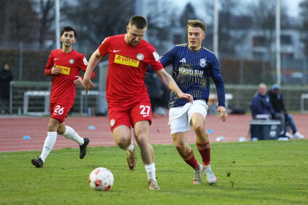 Fußball I Herren I Saison 2025-26 I Regionalliga I 21. Spieltag I 1. FC Phönix Lübeck - HSC Hannover I 29.11.2025 Denis Vukancic (27, HSC Hannover) klärt gegen Joshua Krüger (5, 1. FC Phönix Lübeck) Lübeck Buniamshof Schleswig-Holstein Deutschland Copyright: xLobeca AndreasxKnothex