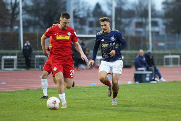 Fußball I Herren I Saison 2025-26 I Regionalliga I 21. Spieltag I 1. FC Phönix Lübeck - HSC Hannover I 29.11.2025 Denis Vukancic (27, HSC Hannover) klärt gegen Joshua Krüger (5, 1. FC Phönix Lübeck) Lübeck Buniamshof Schleswig-Holstein Deutschland Copyright: xLobeca AndreasxKnothex