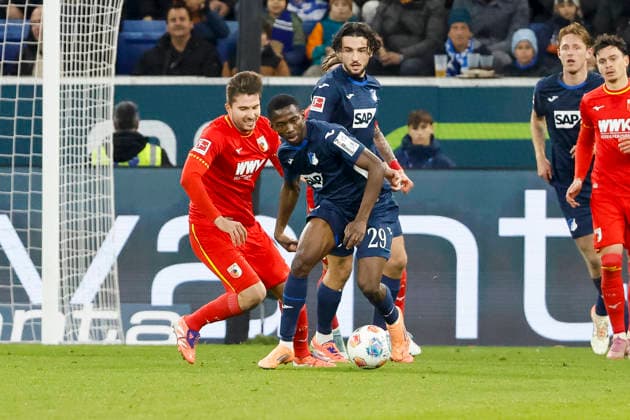 Elvis Rexhbecaj (FC Augsburg, 08) und Bazoumana Toure (TSG Hoffenheim, 29) im Kampf um den Ball , Deutschland, Fussball, 1. Bundesliga, 12.Spieltag, 2025 2026, TSG Hoffenheim vs. FC Augsburg, 29.11.2025, PreZero Arena, Sinsheim, Deutschland Sinsheim PreZero Arena Baden-Württemberg Deutschland Copyright: xGrantxHubbsx