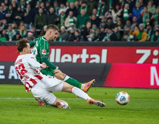 Deutschland: Fussball Bundesliga 2025 26, 8. Spieltag - SV Werder Bremen vs 1. FC Köln - Weserstadion-Stadion (Bremen): Romano Schmid (SV Werder Bremen, 20) Rav van den Berg (1. FC Köln, 33) Bremen Copyright: xAymanxAlahmedx