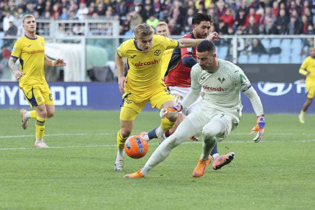 CALCIO - Serie A - Genoa CFC vs Hellas Verona FC Lorenzo Montipo of Hellas Verona FC makes a save during Genoa CFC vs Hellas Verona FC, 13Â° Serie A Enilive 2025-26 game at Luigi Ferraris stadium in Genova (GE), Italy, on November 29, 2025. Genoa Italy  Copyright: xIPAxSport ABACAx