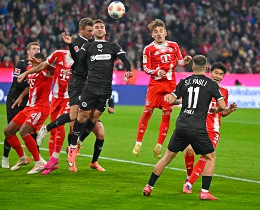 29.11.2025, Fussball Bundesliga 2025 2026, 12.Spieltag, FC Bayern München - FC St. Pauli, in der Allianz-Arena München, James Sands (FC St. Pauli) gegen Lennart Karl (FC Bayern München)