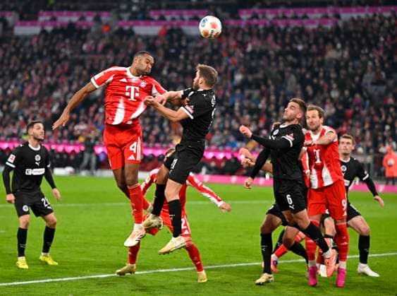 29.11.2025, Fussball Bundesliga 2025 2026, 12.Spieltag, FC Bayern München - FC St. Pauli, in der Allianz-Arena München, Jonathan Tah (FC Bayern München) setzt sich durch.