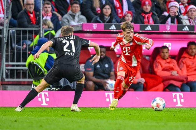 Lars Ritzka (FC St. Pauli) und Lennart Karl (Bayern München) im Zweikampf waehrend des spiels der Bundesliga zwischen FC Bayern München und FC St. Pauli, Allianz Arena am 29. November 2025 in München, Deutschland. (Foto von Harry Langer DeFodi Images) +++ Lars Ritzka (FC St. Pauli) und Lennart Karl (Bayern München) battle for the ball during the Bundesliga match between FC Bayern München and FC St. Pauli at Allianz Arena on November 29, 2025 in München, Germany. (Photo by Harry Langer DeFodi Images) DFL regulations prohibit any use of photographs as image sequences and or quasi-video. (Photo by Harry Langer DeFodi Images) DFL regulations prohibit any use of photographs as image sequences and or quasi-video.