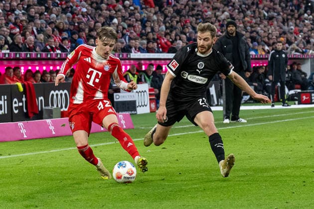 Kampf um den Ball Zweikampf zwischen Lennart Karl (FC Bayern Muenchen, 42) und Lars Ritzka (FC St. Pauli, 21) GER, FC Bayern Muenchen vs. FC St. Pauli, Fussball, Bundesliga, 12. Spieltag, Spielzeit 2025 2026, 29.11.2025. (DFL DFB REGULATIONS PROHIBIT ANY USE OF PHOTOGRAPHS as IMAGE SEQUENCES and or QUASI-VIDEO). GER, FC Bayern Muenchen vs. FC St. Pauli, Fussball, Bundesliga, 12. Spieltag, Spielzeit 2025 2026, 29.11.2025. Muenchen Copyright: xEibner-Pressefoto HeikexFeinerx EP_HFR