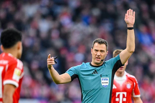 Schiedsrichter Felix Zwayer gestikuliert, gestik waehrend des spiels der Bundesliga zwischen FC Bayern München und FC St. Pauli, Allianz Arena am 29. November 2025 in München, Deutschland. (Foto von Harry Langer DeFodi Images) +++ Schiedsrichter Felix Zwayer gestures during the Bundesliga match between FC Bayern München and FC St. Pauli at Allianz Arena on November 29, 2025 in München, Germany. (Photo by Harry Langer DeFodi Images) DFL regulations prohibit any use of photographs as image sequences and or quasi-video. (Photo by Harry Langer DeFodi Images) DFL regulations prohibit any use of photographs as image sequences and or quasi-video.