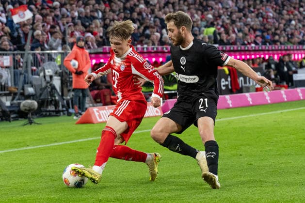 Kampf um den Ball Zweikampf zwischen Lennart Karl (FC Bayern Muenchen, 42) und Lars Ritzka (FC St. Pauli, 21) GER, FC Bayern Muenchen vs. FC St. Pauli, Fussball, Bundesliga, 12. Spieltag, Spielzeit 2025 2026, 29.11.2025. (DFL DFB REGULATIONS PROHIBIT ANY USE OF PHOTOGRAPHS as IMAGE SEQUENCES and or QUASI-VIDEO). GER, FC Bayern Muenchen vs. FC St. Pauli, Fussball, Bundesliga, 12. Spieltag, Spielzeit 2025 2026, 29.11.2025. Muenchen Copyright: xEibner-Pressefoto HeikexFeinerx EP_HFR