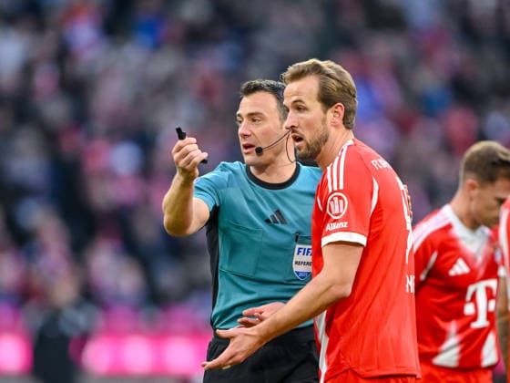 Schiedsrichter Felix Zwayer und Harry Kane (Bayern München) gestikuliert, gestik waehrend des spiels der Bundesliga zwischen FC Bayern München und FC St. Pauli, Allianz Arena am 29. November 2025 in München, Deutschland. (Foto von Harry Langer DeFodi Images) +++ Schiedsrichter Felix Zwayer und Harry Kane (Bayern München) gestures during the Bundesliga match between FC Bayern München and FC St. Pauli at Allianz Arena on November 29, 2025 in München, Germany. (Photo by Harry Langer DeFodi Images) DFL regulations prohibit any use of photographs as image sequences and or quasi-video. (Photo by Harry Langer DeFodi Images) DFL regulations prohibit any use of photographs as image sequences and or quasi-video.
