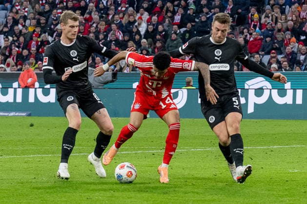 Luis Diaz (FC Bayern Muenchen, 14) im Kampf um den Ball mit Eric Smith (FC St. Pauli, 8) und Hauke Wahl (FC St. Pauli, 5) GER, FC Bayern Muenchen vs. FC St. Pauli, Fussball, Bundesliga, 12. Spieltag, Spielzeit 2025 2026, 29.11.2025. (DFL DFB REGULATIONS PROHIBIT ANY USE OF PHOTOGRAPHS as IMAGE SEQUENCES and or QUASI-VIDEO). GER, FC Bayern Muenchen vs. FC St. Pauli, Fussball, Bundesliga, 12. Spieltag, Spielzeit 2025 2026, 29.11.2025. Muenchen Copyright: xEibner-Pressefoto HeikexFeinerx EP_HFR