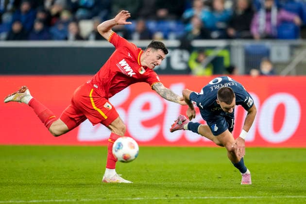 v.li.: Cedric Zesiger (FCA, 16), Tim Lemperle (Hoffenheim, 19), Zweikampf, Spielszene, Duell, duel, tackle, tackling, Dynamik, Action, Aktion, 29.11.2025, Sinsheim (Deutschland), Fussball, Bundesliga, TSG 1899 Hoffenheim - FC Augsburg, DFB DFL REGULATIONS PROHIBIT ANY USE OF PHOTOGRAPHS AS IMAGE SEQUENCES AND OR QUASI-VIDEO.