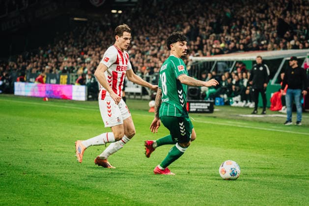 1. Bundesliga: SV Werder Bremen vs. 1. FC Köln, 29.11.2025 Cameron Puertas (Werder Bremen, 18) gegen Jakub Kami?ski (1. FC Köln, 16); Fußball, 1. Bundesliga, 12. Spieltag: SV Werder Bremen vs. 1. FC Köln am 29.11.2025 im Weserstadion, Bremen DFL REGULATIONS PROHIBIT ANY USE OF PHOTOGRAPHS AS IMAGE SEQUENCES AND OR QUASI-VIDEO. Copyright: xBEAUTIFULxSPORTS Tonhäuserx