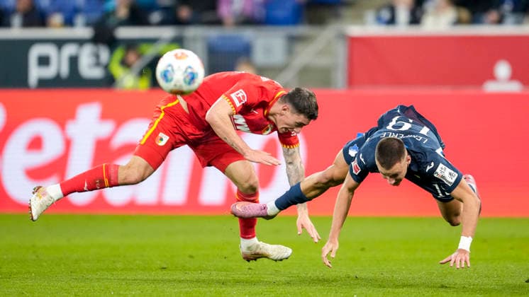 v.li.: Cedric Zesiger (FCA, 16), Tim Lemperle (Hoffenheim, 19), Zweikampf, Spielszene, Duell, duel, tackle, tackling, Dynamik, Action, Aktion, 29.11.2025, Sinsheim (Deutschland), Fussball, Bundesliga, TSG 1899 Hoffenheim - FC Augsburg, DFB DFL REGULATIONS PROHIBIT ANY USE OF PHOTOGRAPHS AS IMAGE SEQUENCES AND OR QUASI-VIDEO.