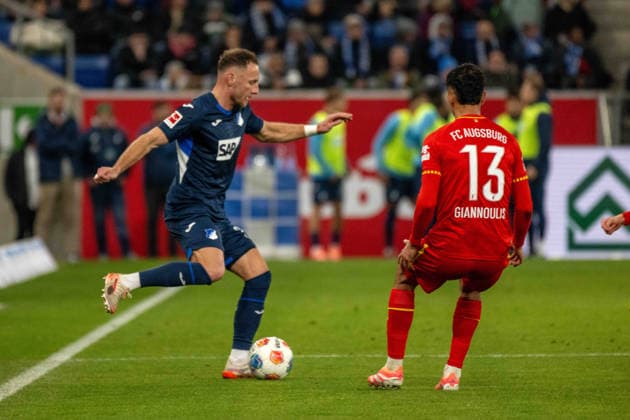 Vladimir Coufal (TSG 1899 Hoffenheim) und Dimitris Giannoulis (FC Augsburg). xettx, Deutschland, Sinsheim, 29.11.2025, Fussball, Bundesliga: TSG 1899 Hoffenheim vs FC Augsburg, Saison 2025 2026, 12. Spieltag, PreZero Arena DFL DFB REGULATIONS PROHIBIT ANY USE OF PHOTOGRAPHS AS IMAGE SEQUENCES AND OR QUASI-VIDEO.