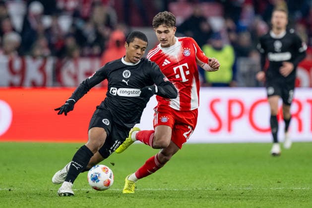 Kampf um den Ball Zweikampf zwischen Joel Chima Fujita (FC St. Pauli, 16) und Tom Bischof (FC Bayern Muenchen, 20) GER, FC Bayern Muenchen vs. FC St. Pauli, Fussball, Bundesliga, 12. Spieltag, Spielzeit 2025 2026, 29.11.2025. (DFL DFB REGULATIONS PROHIBIT ANY USE OF PHOTOGRAPHS as IMAGE SEQUENCES and or QUASI-VIDEO). GER, FC Bayern Muenchen vs. FC St. Pauli, Fussball, Bundesliga, 12. Spieltag, Spielzeit 2025 2026, 29.11.2025. Muenchen Copyright: xEibner-Pressefoto HeikexFeinerx EP_HFR