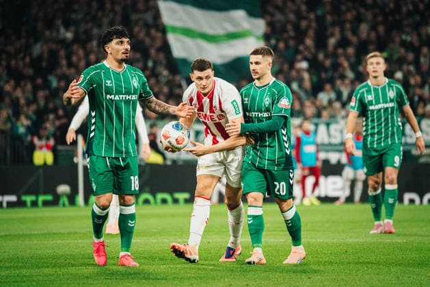 1. Bundesliga: SV Werder Bremen vs. 1. FC Köln, 29.11.2025 Eric Martel (1. FC Köln) schnappt sich den Ball vor Romano Schmid (Werder Bremen, 20); Fußball, 1. Bundesliga, 12. Spieltag: SV Werder Bremen vs. 1. FC Köln am 29.11.2025 im Weserstadion, Bremen DFL REGULATIONS PROHIBIT ANY USE OF PHOTOGRAPHS AS IMAGE SEQUENCES AND OR QUASI-VIDEO. Copyright: xBEAUTIFULxSPORTS Tonhäuserx