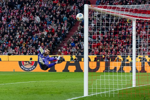 Nikola Vasilj (Torwart, FC St. Pauli, 22) hier im Glueck, der Schuss von Tom Bischof (FC Bayern Muenchen, 20) - nicht im Bild - geht an den Pfosten GER, FC Bayern Muenchen vs. FC St. Pauli, Fussball, Bundesliga, 12. Spieltag, Spielzeit 2025 2026, 29.11.2025. (DFL DFB REGULATIONS PROHIBIT ANY USE OF PHOTOGRAPHS as IMAGE SEQUENCES and or QUASI-VIDEO). GER, FC Bayern Muenchen vs. FC St. Pauli, Fussball, Bundesliga, 12. Spieltag, Spielzeit 2025 2026, 29.11.2025. Muenchen Copyright: xEibner-Pressefoto HeikexFeinerx EP_HFR