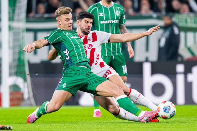 29.11.2025 - Fußball, 2025 2026, 1. Bundesliga, 12. Spieltag, SV Werder Bremen - 1. FC Köln: (L-R) Keke Topp (Bremen), Cenk Özkacar (Köln) DFL REGULATIONS PROHIBIT ANY USE OF PHOTOGRAPHS AS IMAGE SEQUENCES AND OR QUASI-VIDEO.