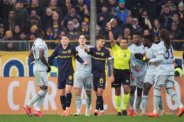 The referee Marco Piccinini gives a yellow card to Udinese s Keinan Davis during the Serie A soccer match between Parma and Udinese at Ennio Tardini Stadium in Parma, North Italy, Saturday, November 29, 2025. Soccer  Copyright: xMassimoxPaolone LaPressex