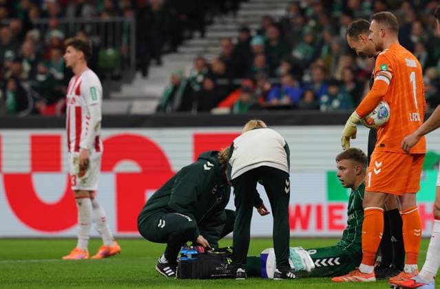 GER, 1.FBL SV Werder Bremen vs.1.FC Koeln 29.11.2025, wohninvest Weserstadion, Bremen, GER, 1.FBL SV Werder Bremen vs.1.FC Koeln im Bild picture shows Verletzt Verletzung Schmerzen. Keke Topp (SV Werder Bremen 09) braucht medizinische Betreuung