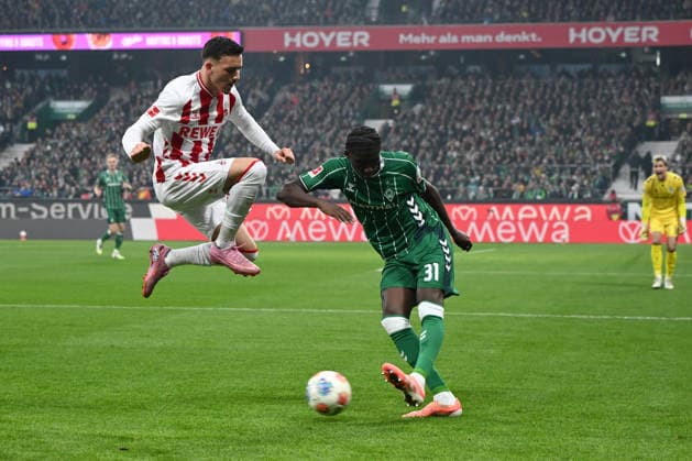 Said El Mala (1. FC Koeln) und Karim Coulibaly (Werder Bremen) im Zweikampf waehrend des Spiels der Bundesliga zwischen Werder Bremen und dem 1. FC Köln, Weserstadion am 29. November 2025 in Bremen, Deutschland. (Foto von Ralf Treese DeFodi Images) +++ Said El Mala (1. FC Koeln) und Karim Coulibaly (Werder Bremen) battle for the ball during the Bundesliga match between Werder Bremen and 1. FC Köln at Weserstadion on November 29, 2025 in Bremen, Germany. (Photo by Ralf Treese DeFodi Images) DFL regulations prohibit any use of photographs as image sequences and or quasi-video. (Photo by Ralf Treese DeFodi Images)