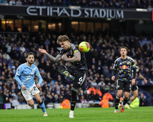 Premier League Manchester City v Leeds United Joe Rodon of Leeds United clears the ball up field during the Premier League match Manchester City vs Leeds United at Etihad Stadium, Manchester, United Kingdom, 29th November 2025 (Photo by Mark Cosgrove News Images) Manchester Etihad Stadium Manchester United, ManU Kingdom Copyright: xMarkxCosgrove NewsxImagesx