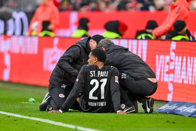 AndrÃ as Hountondji (FC St. Pauli) verletzt am Boden waehrend des spiels der Bundesliga zwischen FC Bayern München und FC St. Pauli, Allianz Arena am 29. November 2025 in München, Deutschland. (Foto von Harry Langer DeFodi Images) +++ AndrÃ as Hountondji (FC St. Pauli) injured on the ground during the Bundesliga match between FC Bayern München and FC St. Pauli at Allianz Arena on November 29, 2025 in München, Germany. (Photo by Harry Langer DeFodi Images) DFL regulations prohibit any use of photographs as image sequences and or quasi-video. (Photo by Harry Langer DeFodi Images) DFL regulations prohibit any use of photographs as image sequences and or quasi-video.