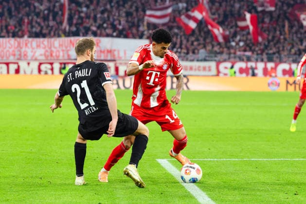 Luis Diaz (14, FC Bayern München) und Lars Ritzka (21, FC St.Pauli) beim Spiel zwischen FC Bayern München v FC St.Pauli, Fußball, Herren, Bundesliga, 2025 2026, 12.Spieltag am 29.11.2025 in München, Allianz-Arena. DFL and DFB regulations prohibit any use of photographs as image sequences and or quasi-video. Bayern Deutschland