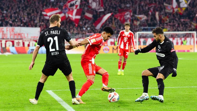 Luis Diaz (14, FC Bayern München) und Danel Sinani (10, FC St.Pauli) beim Spiel zwischen FC Bayern München v FC St.Pauli, Fußball, Herren, Bundesliga, 2025 2026, 12.Spieltag am 29.11.2025 in München, Allianz-Arena. DFL and DFB regulations prohibit any use of photographs as image sequences and or quasi-video. Bayern Deutschland