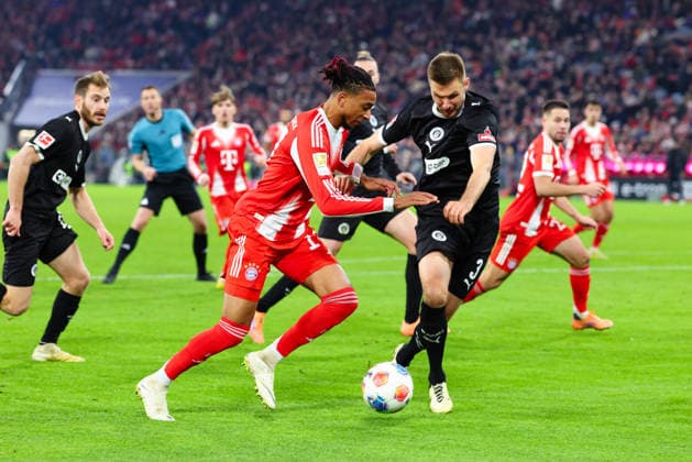 Michael Olise (17, FC Bayern München) und Karol Mets (3, FC St.Pauli) beim Spiel zwischen FC Bayern München v FC St.Pauli, Fußball, Herren, Bundesliga, 2025 2026, 12.Spieltag am 29.11.2025 in München, Allianz-Arena. DFL and DFB regulations prohibit any use of photographs as image sequences and or quasi-video. Bayern Deutschland