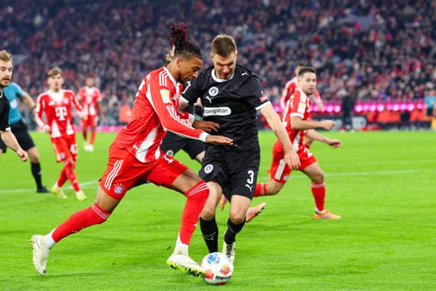 Michael Olise (17, FC Bayern München) und Karol Mets (3, FC St.Pauli) beim Spiel zwischen FC Bayern München v FC St.Pauli, Fußball, Herren, Bundesliga, 2025 2026, 12.Spieltag am 29.11.2025 in München, Allianz-Arena. DFL and DFB regulations prohibit any use of photographs as image sequences and or quasi-video. Bayern Deutschland