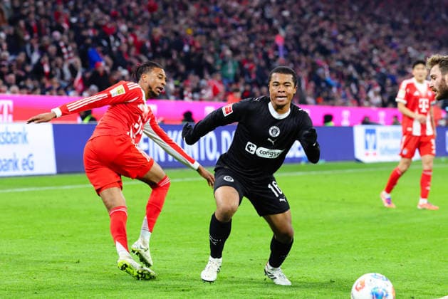 Joel Chima Fujita (16, FC St.Pauli) und Michael Olise (17, FC Bayern München) beim Spiel zwischen FC Bayern München v FC St.Pauli, Fußball, Herren, Bundesliga, 2025 2026, 12.Spieltag am 29.11.2025 in München, Allianz-Arena. DFL and DFB regulations prohibit any use of photographs as image sequences and or quasi-video. Bayern Deutschland
