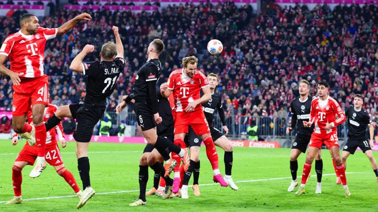 Harry Kane (9, FC Bayern München) im Kopfballduell, Eckstoß beim Spiel zwischen FC Bayern München v FC St.Pauli, Fußball, Herren, Bundesliga, 2025 2026, 12.Spieltag am 29.11.2025 in München, Allianz-Arena. DFL and DFB regulations prohibit any use of photographs as image sequences and or quasi-video. Bayern Deutschland
