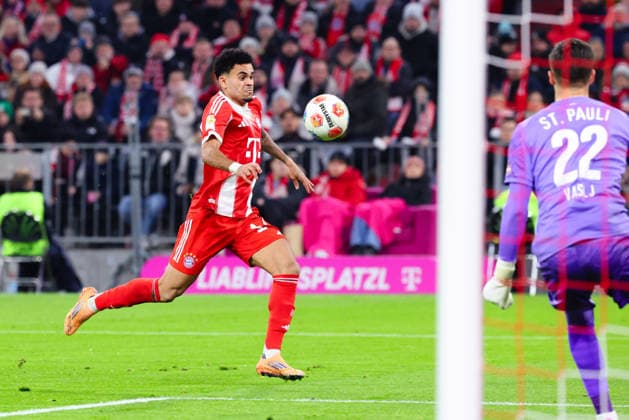 Luis Diaz (14, FC Bayern München) im Vordergrund, Nikola Vasilj (22, FC St.Pauli) beim Spiel zwischen FC Bayern München v FC St.Pauli, Fußball, Herren, Bundesliga, 2025 2026, 12.Spieltag am 29.11.2025 in München, Allianz-Arena. DFL and DFB regulations prohibit any use of photographs as image sequences and or quasi-video. Bayern Deutschland