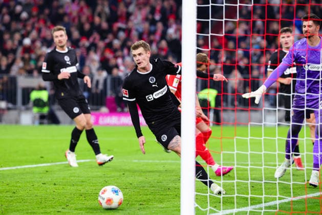 Eric Smith (8, FC St.Pauli) beim Spiel zwischen FC Bayern München v FC St.Pauli, Fußball, Herren, Bundesliga, 2025 2026, 12.Spieltag am 29.11.2025 in München, Allianz-Arena. DFL and DFB regulations prohibit any use of photographs as image sequences and or quasi-video. Bayern Deutschland