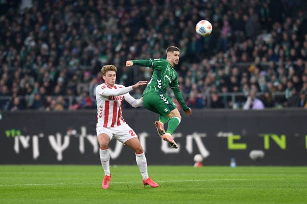 Sebastian Sebulonsen (1. FC Koeln) und Romano Schmid (Werder Bremen) im Zweikampf waehrend des Spiels der Bundesliga zwischen Werder Bremen und dem 1. FC Köln, Weserstadion am 29. November 2025 in Bremen, Deutschland. (Foto von Ralf Treese DeFodi Images) +++ Sebastian Sebulonsen (1. FC Koeln) und Romano Schmid (Werder Bremen) battle for the ball during the Bundesliga match between Werder Bremen and 1. FC Köln at Weserstadion on November 29, 2025 in Bremen, Germany. (Photo by Ralf Treese DeFodi Images) DFL regulations prohibit any use of photographs as image sequences and or quasi-video. (Photo by Ralf Treese DeFodi Images)