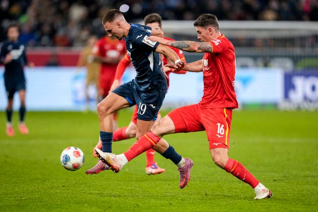 v.li.: Tim Lemperle (Hoffenheim, 19), Cedric Zesiger (FCA, 16), Zweikampf, Spielszene, Duell, duel, tackle, tackling, Dynamik, Action, Aktion, 29.11.2025, Sinsheim (Deutschland), Fussball, Bundesliga, TSG 1899 Hoffenheim - FC Augsburg, DFB DFL REGULATIONS PROHIBIT ANY USE OF PHOTOGRAPHS AS IMAGE SEQUENCES AND OR QUASI-VIDEO.
