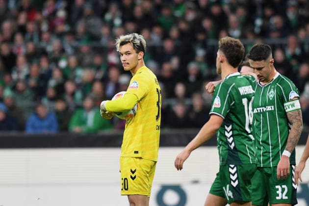 Torwart Mio Backhaus (Werder Bremen) schaut waehrend des Spiels der Bundesliga zwischen Werder Bremen und dem 1. FC Köln, Weserstadion am 29. November 2025 in Bremen, Deutschland. (Foto von Ralf Treese DeFodi Images) +++ Torwart Mio Backhaus (Werder Bremen) looks on during the Bundesliga match between Werder Bremen and 1. FC Köln at Weserstadion on November 29, 2025 in Bremen, Germany. (Photo by Ralf Treese DeFodi Images) DFL regulations prohibit any use of photographs as image sequences and or quasi-video. (Photo by Ralf Treese DeFodi Images)