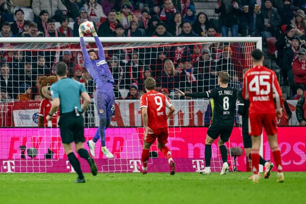 Nikola Vasilj (Torwart, FC St. Pauli, 22) sichert einen Ball vor dem heranstuermenden Harry Kane (FC Bayern Muenchen, 9) GER, FC Bayern Muenchen vs. FC St. Pauli, Fussball, Bundesliga, 12. Spieltag, Spielzeit 2025 2026, 29.11.2025. (DFL DFB REGULATIONS PROHIBIT ANY USE OF PHOTOGRAPHS as IMAGE SEQUENCES and or QUASI-VIDEO). GER, FC Bayern Muenchen vs. FC St. Pauli, Fussball, Bundesliga, 12. Spieltag, Spielzeit 2025 2026, 29.11.2025. Muenchen Copyright: xEibner-Pressefoto HeikexFeinerx EP_HFR