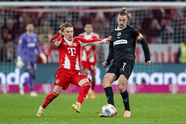 Kampf um den Ball Zweikampf zwischen Lennart Karl (FC Bayern Muenchen, 42) und Jackson Irvine (FC St. Pauli, 7) GER, FC Bayern Muenchen vs. FC St. Pauli, Fussball, Bundesliga, 12. Spieltag, Spielzeit 2025 2026, 29.11.2025. (DFL DFB REGULATIONS PROHIBIT ANY USE OF PHOTOGRAPHS as IMAGE SEQUENCES and or QUASI-VIDEO). GER, FC Bayern Muenchen vs. FC St. Pauli, Fussball, Bundesliga, 12. Spieltag, Spielzeit 2025 2026, 29.11.2025. Muenchen Copyright: xEibner-Pressefoto HeikexFeinerx EP_HFR