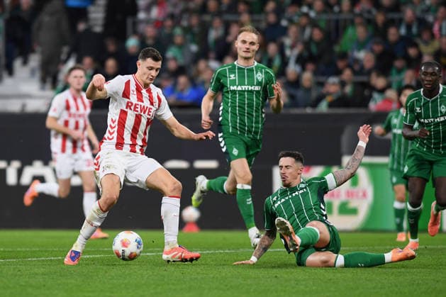 Eric Martel (1. FC Koeln) und Marco Friedl (Werder Bremen) im Zweikampf waehrend des Spiels der Bundesliga zwischen Werder Bremen und dem 1. FC Köln, Weserstadion am 29. November 2025 in Bremen, Deutschland. (Foto von Ralf Treese DeFodi Images) +++ Eric Martel (1. FC Koeln) und Marco Friedl (Werder Bremen) battle for the ball during the Bundesliga match between Werder Bremen and 1. FC Köln at Weserstadion on November 29, 2025 in Bremen, Germany. (Photo by Ralf Treese DeFodi Images) DFL regulations prohibit any use of photographs as image sequences and or quasi-video. (Photo by Ralf Treese DeFodi Images)