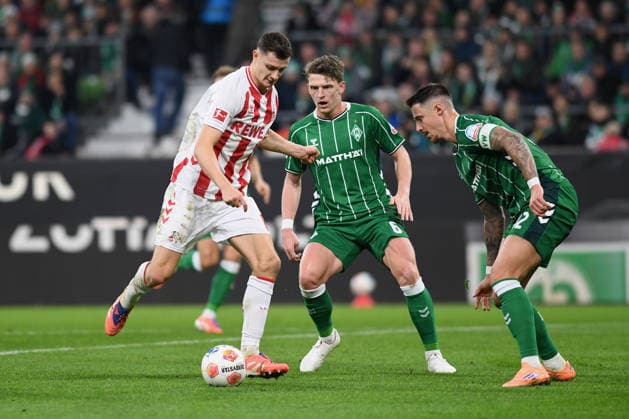 Eric Martel (1. FC Koeln) und Marco Friedl (Werder Bremen) im Zweikampf waehrend des Spiels der Bundesliga zwischen Werder Bremen und dem 1. FC Köln, Weserstadion am 29. November 2025 in Bremen, Deutschland. (Foto von Ralf Treese DeFodi Images) +++ Eric Martel (1. FC Koeln) und Marco Friedl (Werder Bremen) battle for the ball during the Bundesliga match between Werder Bremen and 1. FC Köln at Weserstadion on November 29, 2025 in Bremen, Germany. (Photo by Ralf Treese DeFodi Images) DFL regulations prohibit any use of photographs as image sequences and or quasi-video. (Photo by Ralf Treese DeFodi Images)