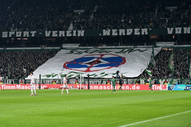 Fans Werder Bremen machen eine Choreographie waehrend des Spiels der Bundesliga zwischen Werder Bremen und dem 1. FC Köln, Weserstadion am 29. November 2025 in Bremen, Deutschland. (Foto von Ralf Treese DeFodi Images) +++ Fans Werder Bremen doing a choreography during the Bundesliga match between Werder Bremen and 1. FC Köln at Weserstadion on November 29, 2025 in Bremen, Germany. (Photo by Ralf Treese DeFodi Images) DFL regulations prohibit any use of photographs as image sequences and or quasi-video. (Photo by Ralf Treese DeFodi Images)