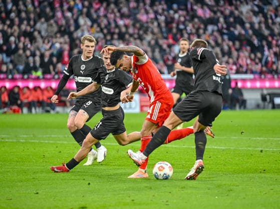Arkadiusz Pyrka (FC St. Pauli), Luis Diaz (Bayern München) und Hauke Wahl (FC St. Pauli) im Zweikampf waehrend des spiels der Bundesliga zwischen FC Bayern München und FC St. Pauli, Allianz Arena am 29. November 2025 in München, Deutschland. (Foto von Harry Langer DeFodi Images) +++ Arkadiusz Pyrka (FC St. Pauli), Luis Diaz (Bayern München) und Hauke Wahl (FC St. Pauli) battle for the ball during the Bundesliga match between FC Bayern München and FC St. Pauli at Allianz Arena on November 29, 2025 in München, Germany. (Photo by Harry Langer DeFodi Images) DFL regulations prohibit any use of photographs as image sequences and or quasi-video. (Photo by Harry Langer DeFodi Images) DFL regulations prohibit any use of photographs as image sequences and or quasi-video.
